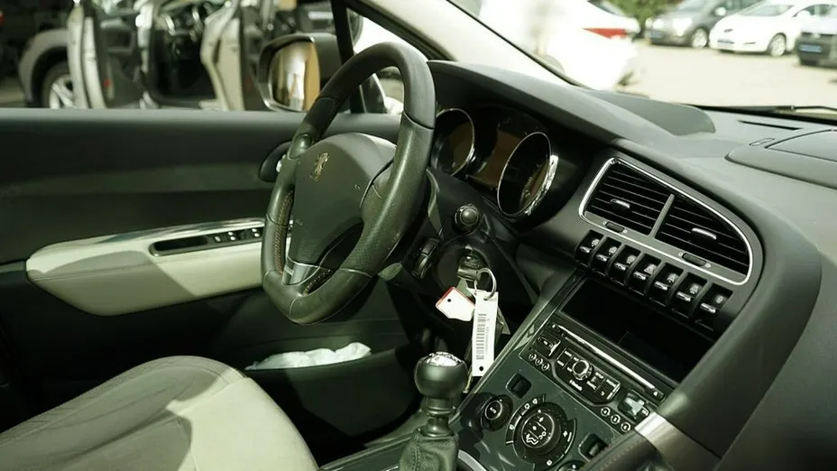 PEUGEOT 3008 -