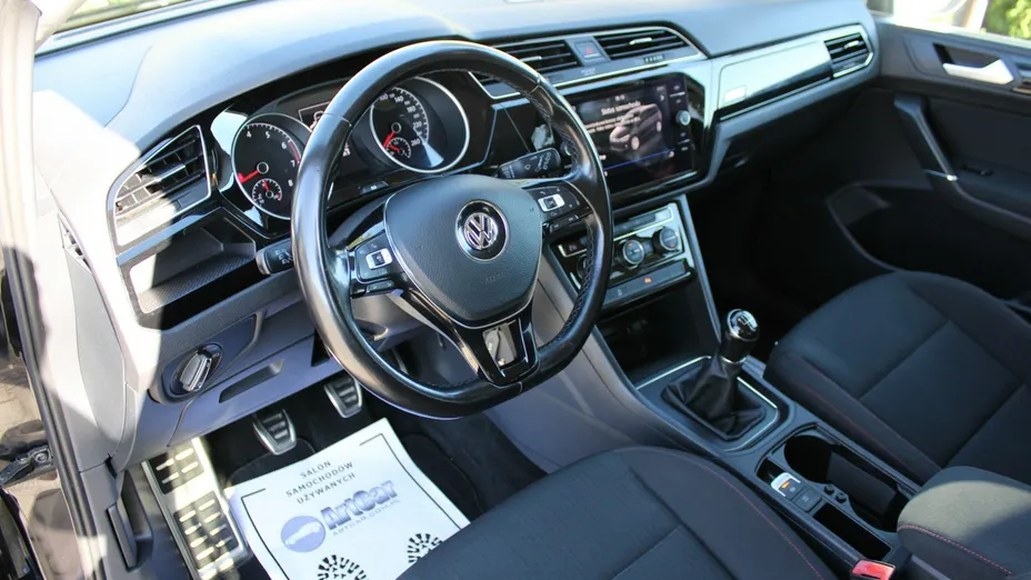 VOLKSWAGEN Touran -