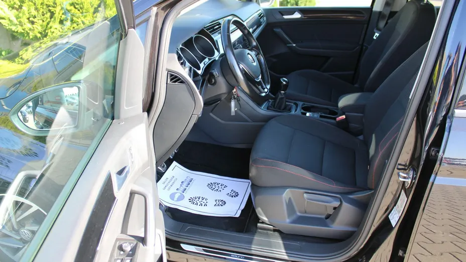 VOLKSWAGEN Touran -