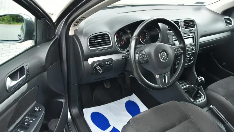 VOLKSWAGEN Golf -