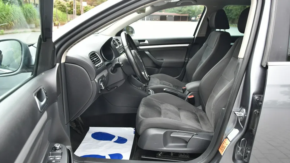 VOLKSWAGEN Golf -