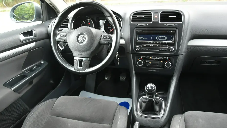 VOLKSWAGEN Golf -