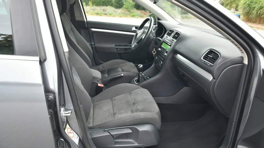 VOLKSWAGEN Golf -