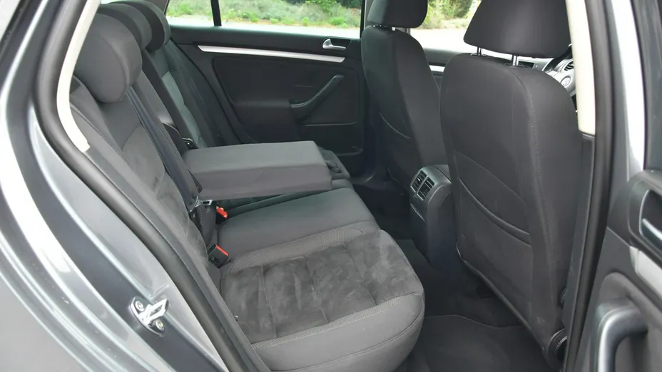 VOLKSWAGEN Golf -