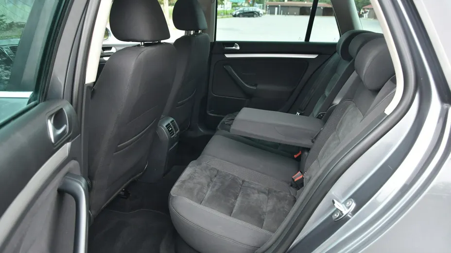 VOLKSWAGEN Golf -