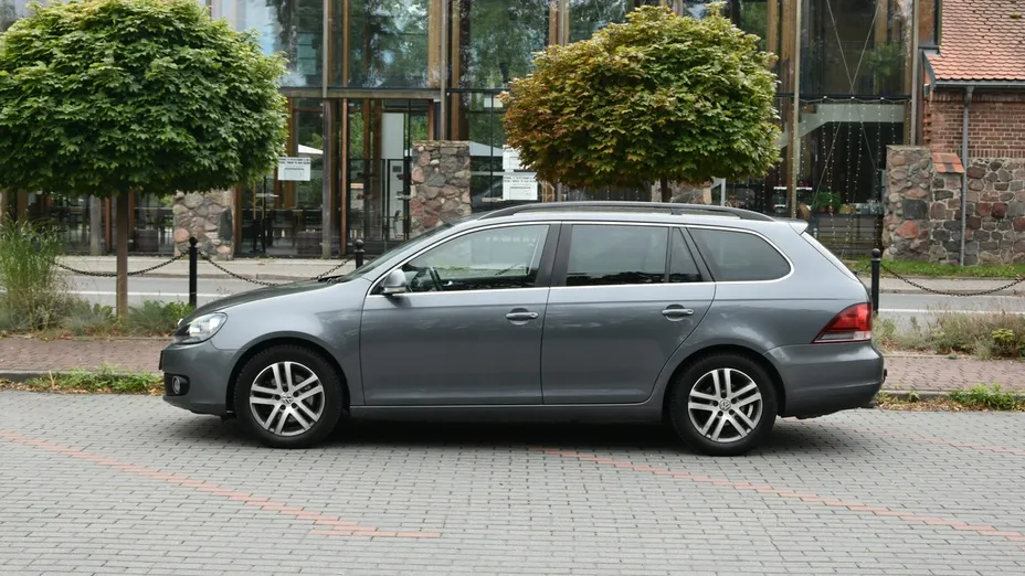 VOLKSWAGEN Golf -