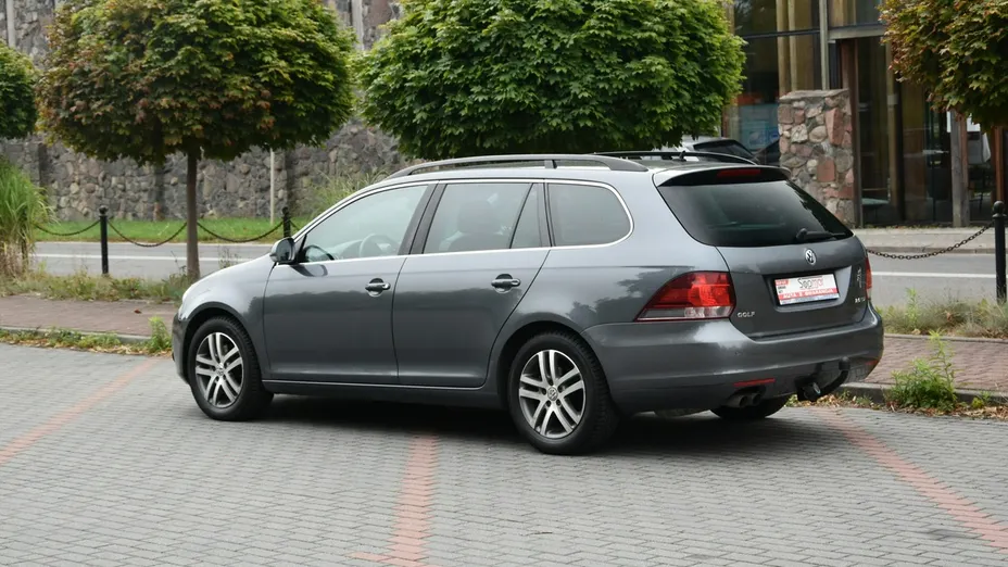 VOLKSWAGEN Golf -