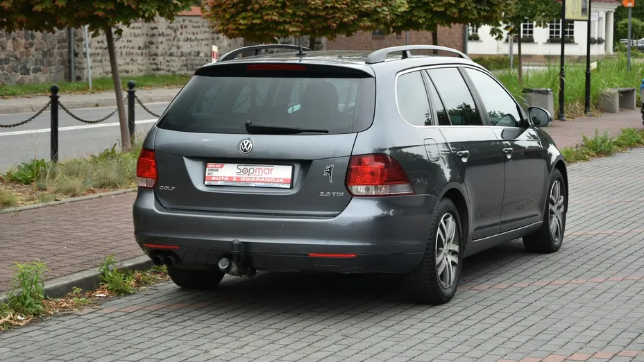 VOLKSWAGEN Golf -