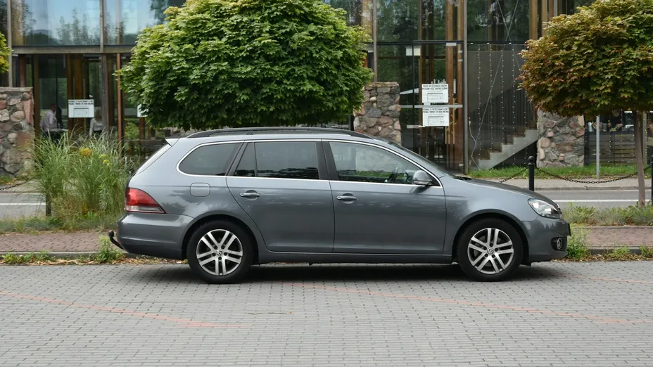 VOLKSWAGEN Golf -