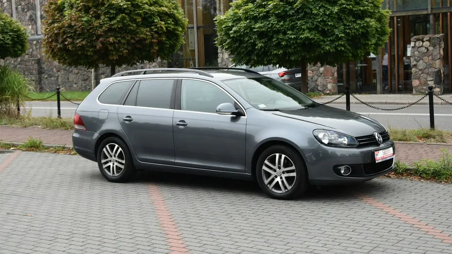 VOLKSWAGEN Golf -
