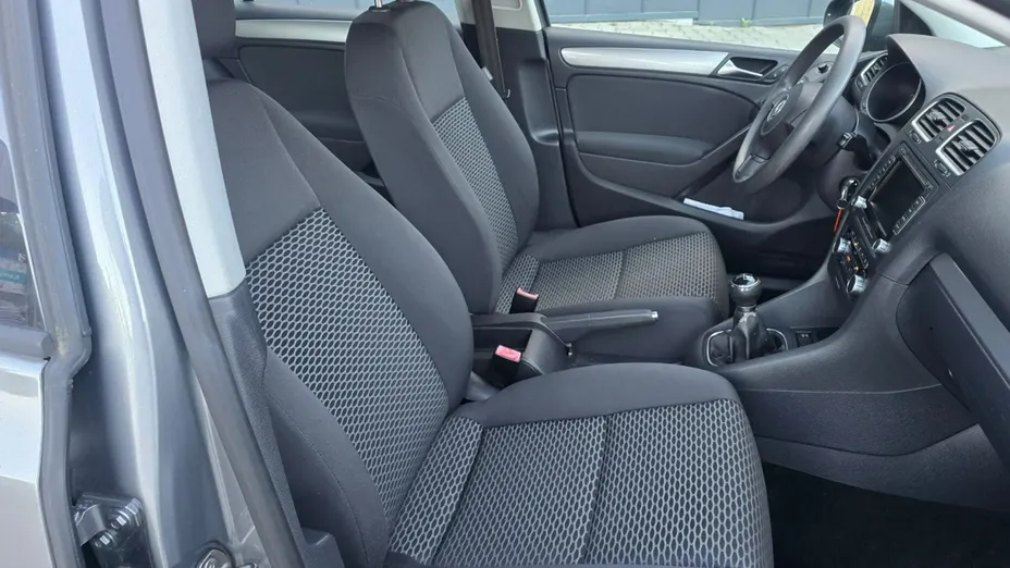 VOLKSWAGEN Golf -