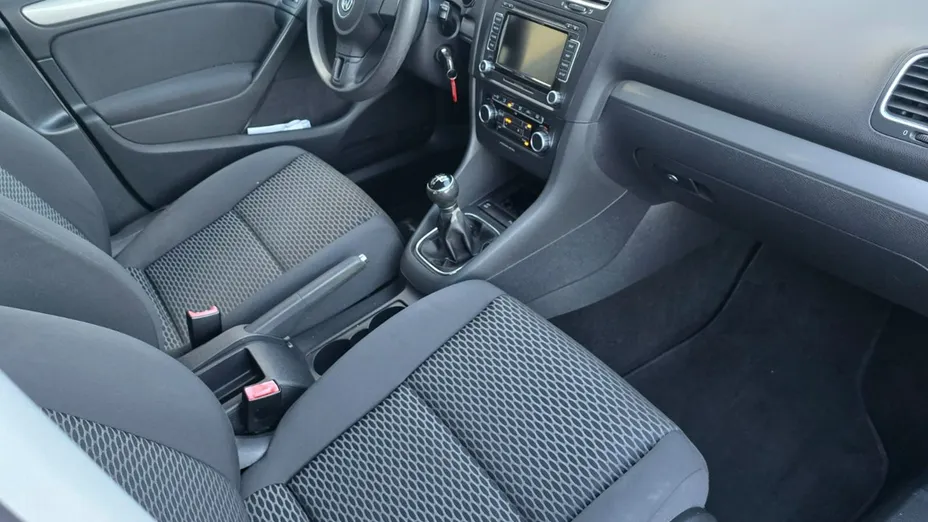 VOLKSWAGEN Golf -