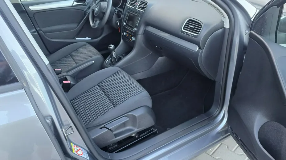 VOLKSWAGEN Golf -