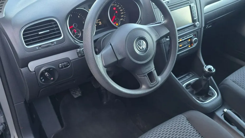 VOLKSWAGEN Golf -