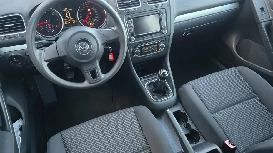 VOLKSWAGEN Golf -