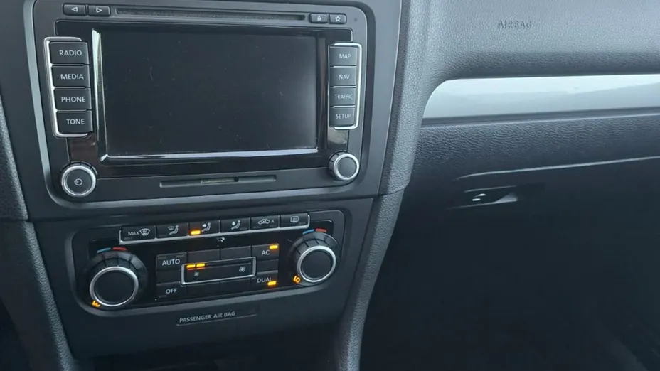 VOLKSWAGEN Golf -