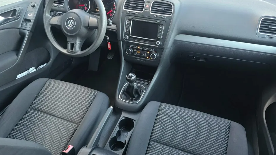 VOLKSWAGEN Golf -
