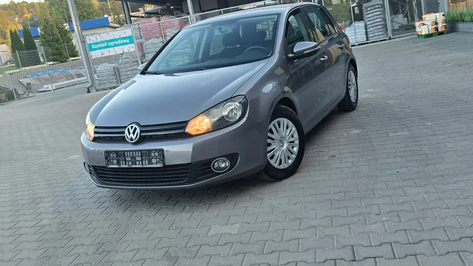 VOLKSWAGEN Golf -