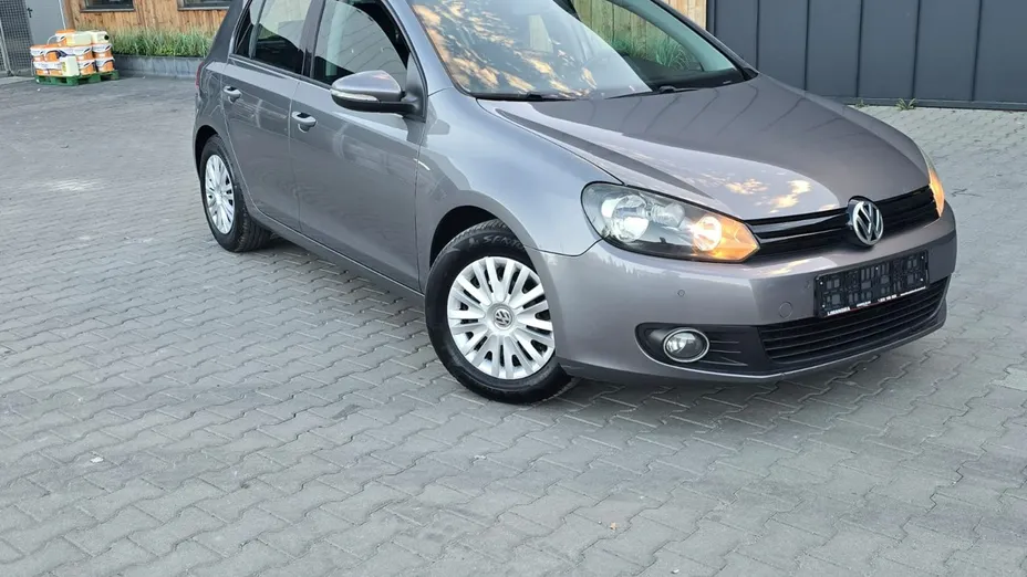 VOLKSWAGEN Golf -
