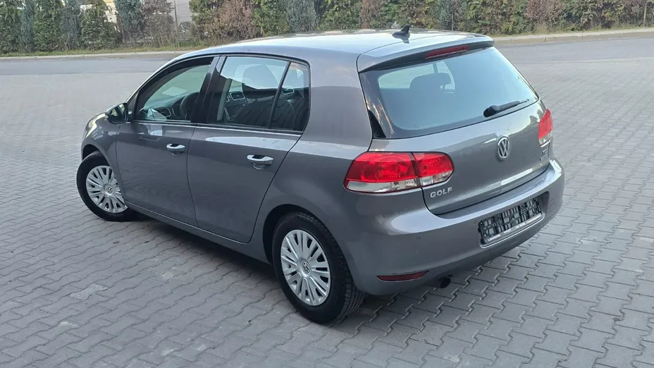 VOLKSWAGEN Golf -