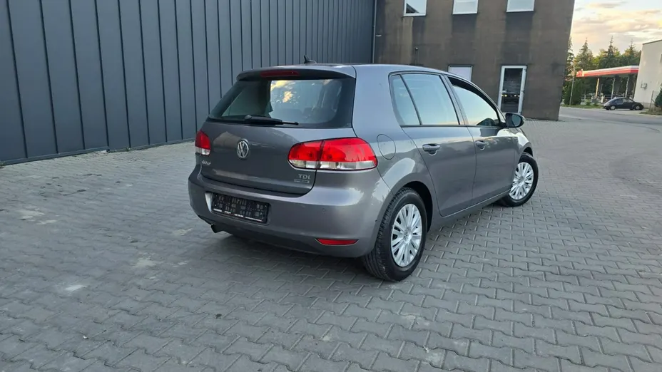 VOLKSWAGEN Golf -
