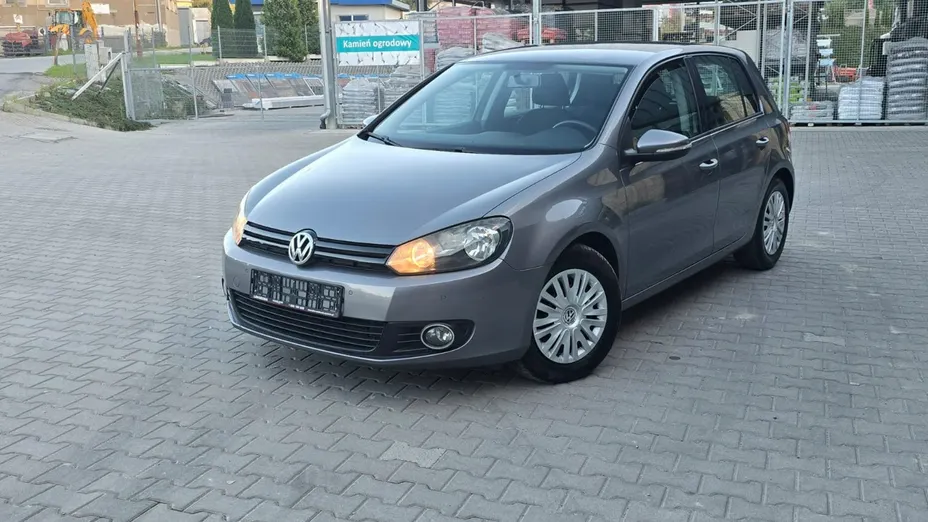 VOLKSWAGEN Golf -