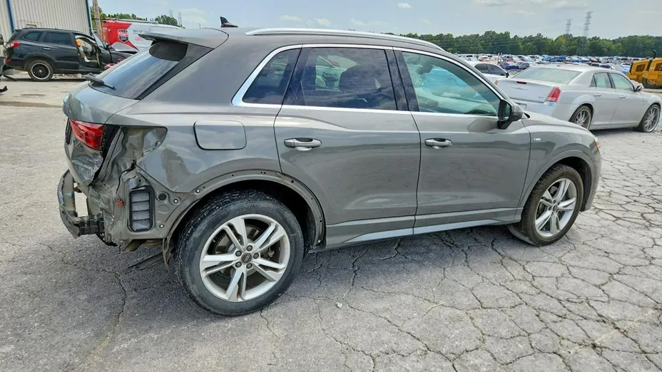 AUDI Q3 -