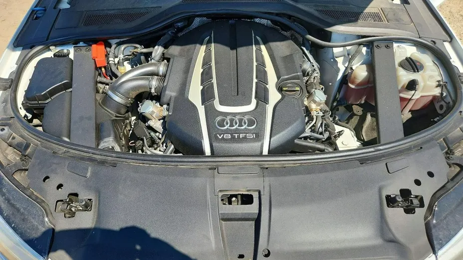 AUDI A8 -