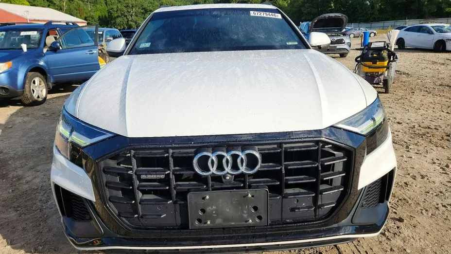 AUDI Q8 -
