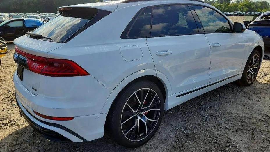 AUDI Q8 -