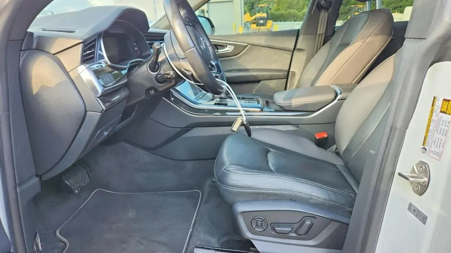 AUDI Q8 -
