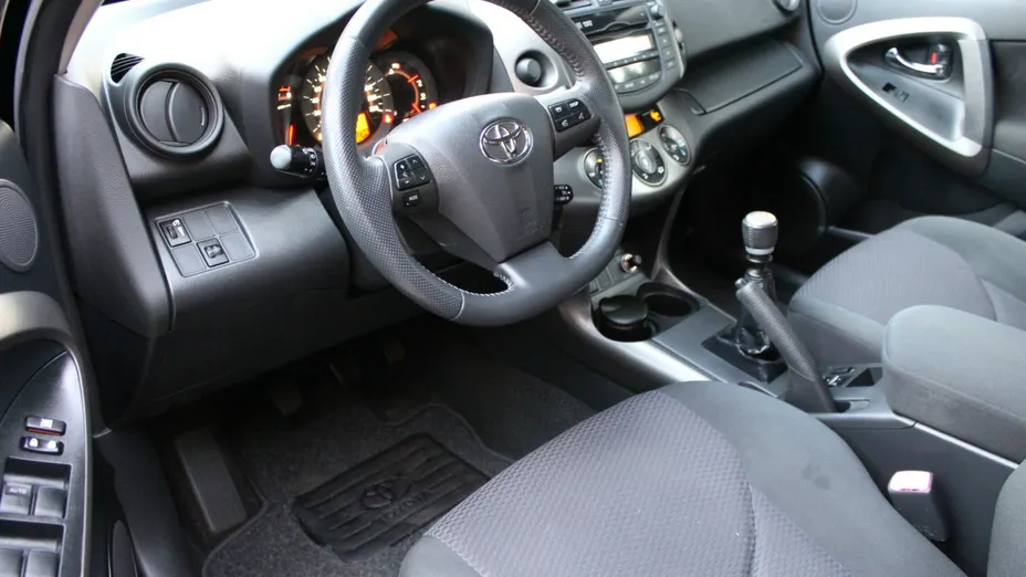TOYOTA RAV4 -