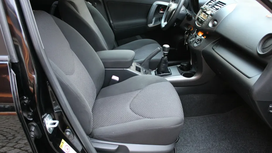 TOYOTA RAV4 -