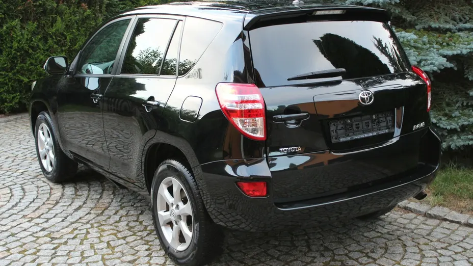 TOYOTA RAV4 -