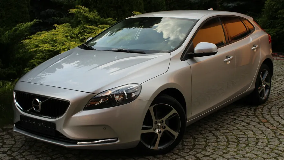 VOLVO V40 -