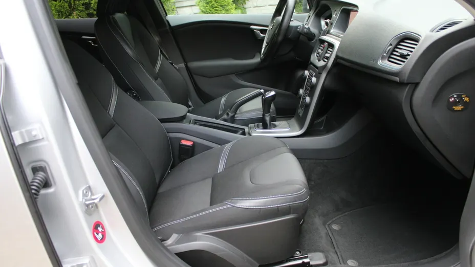 VOLVO V40 -