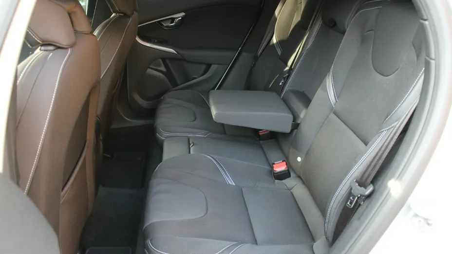 VOLVO V40 -