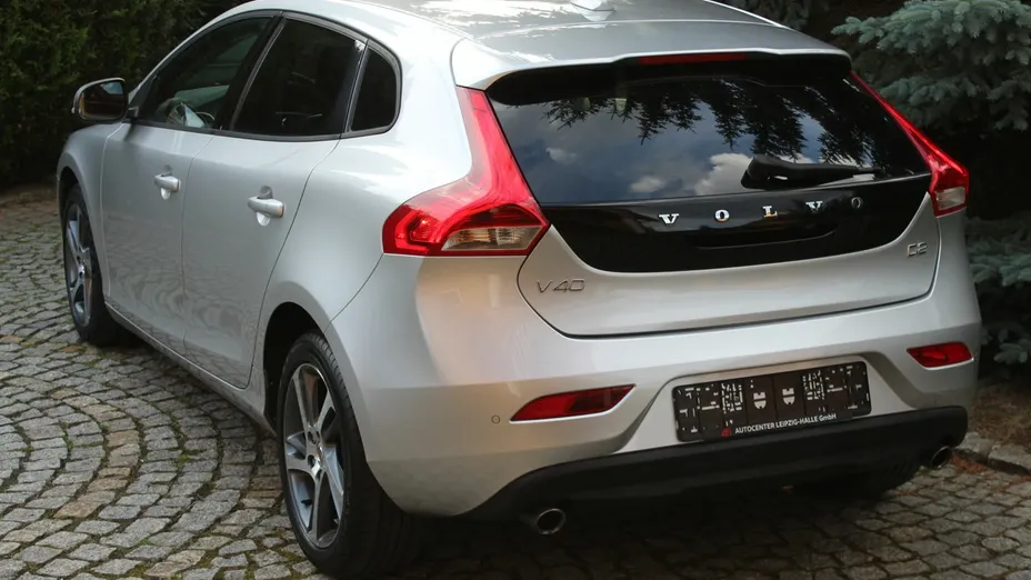VOLVO V40 -