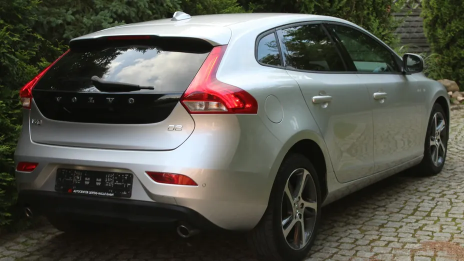 VOLVO V40 -