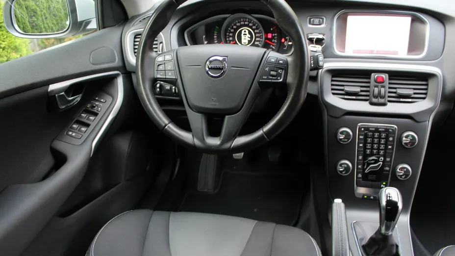 VOLVO V40 -