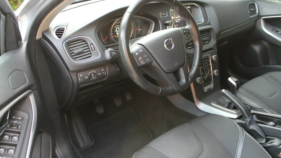 VOLVO V40 -