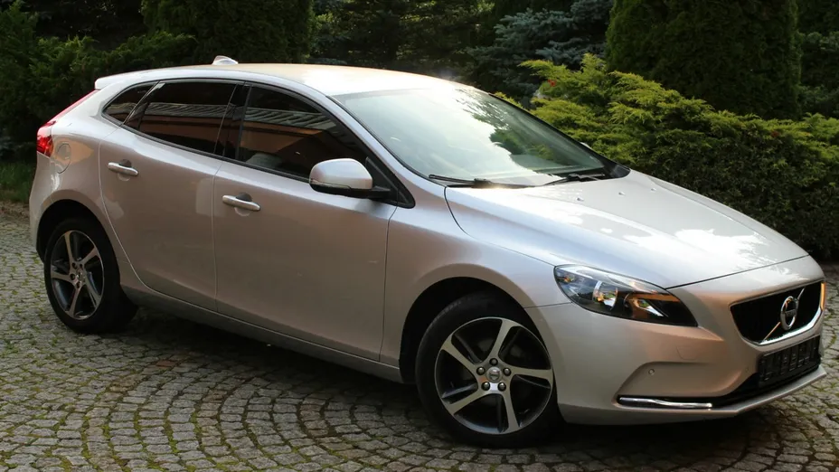 VOLVO V40 -