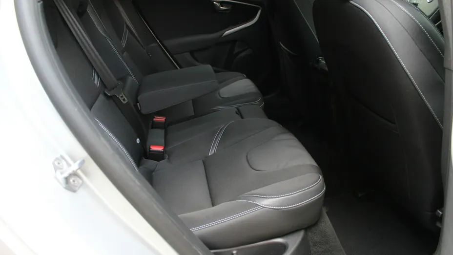 VOLVO V40 -