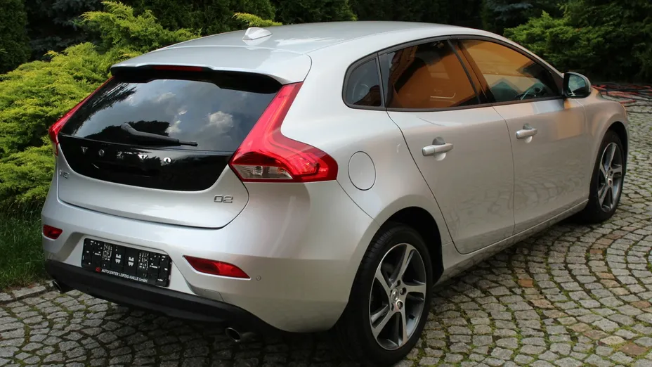 VOLVO V40 -
