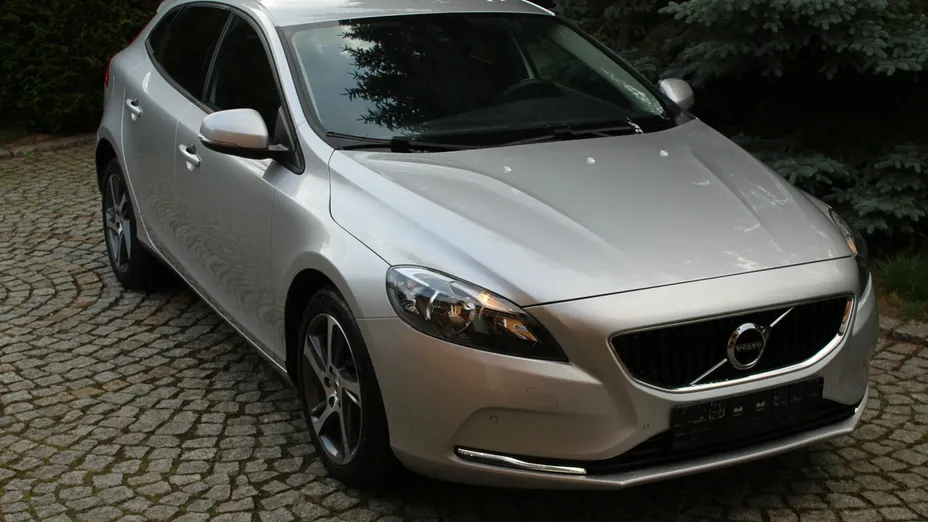 VOLVO V40 -
