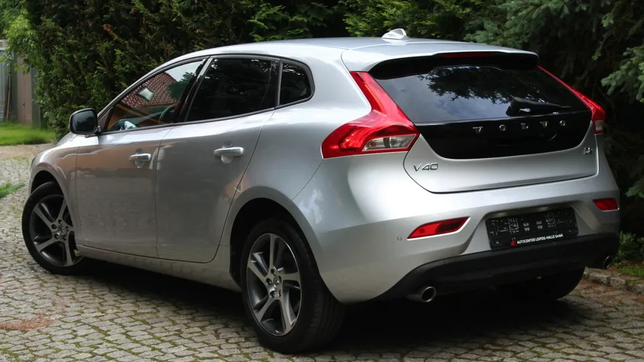 VOLVO V40 -