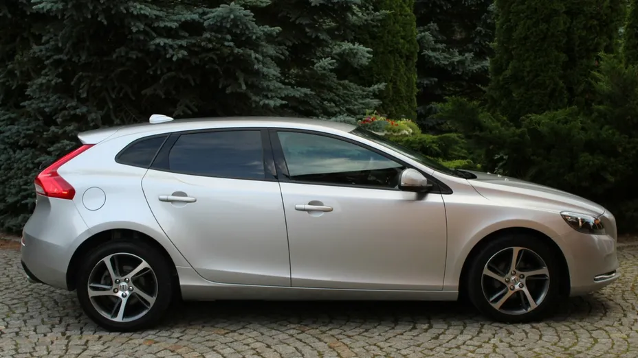 VOLVO V40 -