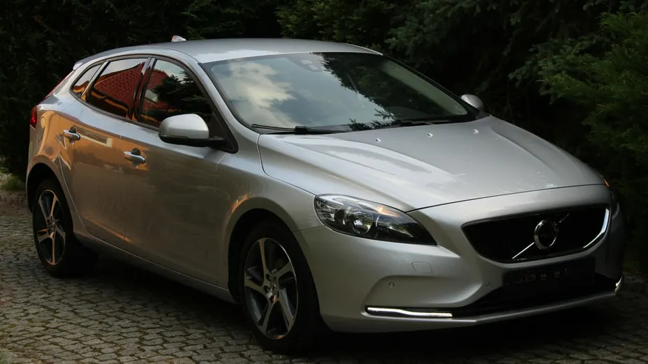 VOLVO V40 -