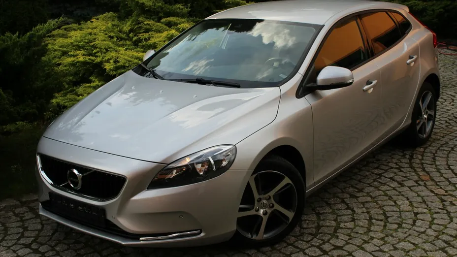 VOLVO V40 -