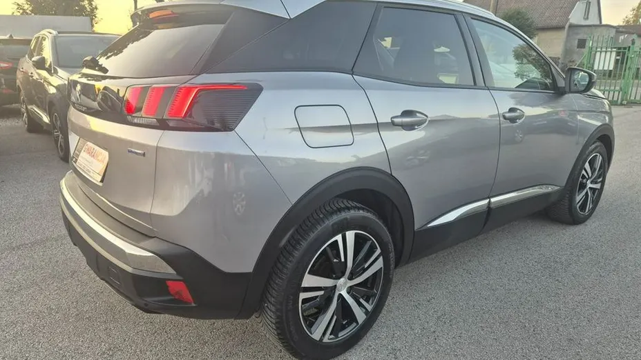 PEUGEOT 3008 -